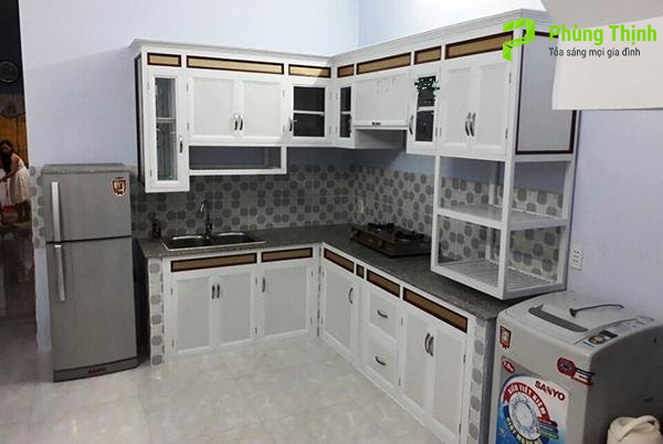 Tủ bếp nhôm kết hợp nhiều kiểu cánh kính tiện dụng