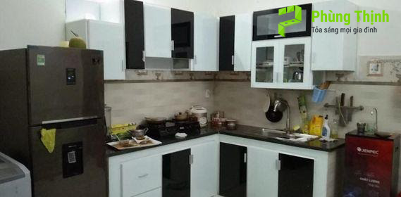 Tủ bếp nhôm kính với cửa kính đen sang trọng