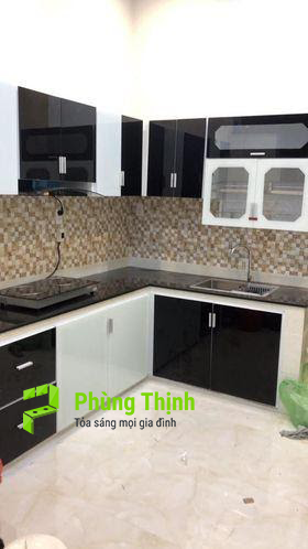 Tủ bếp nhôm kính với cửa kính đen sang trọng