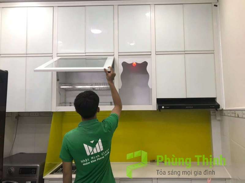Tủ bếp nhôm kính sơn tĩnh điện có cửa cánh kính màu trắng sứ