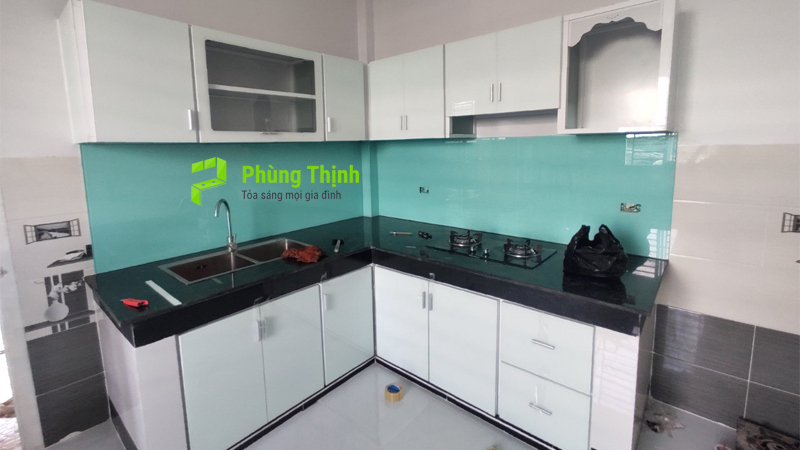 Tủ nhôm kết hợp kính bếp màu xanh ngọc