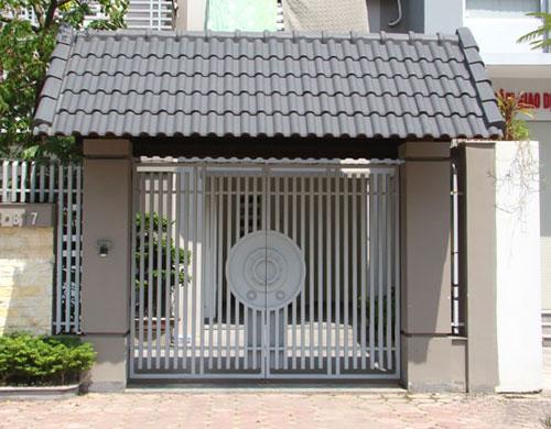 Nếu là cửa thép, họ sẽ hấp in chuyển nhiệt lớp vân gỗ giúp bảo vệ lớp ngoài của cửa.