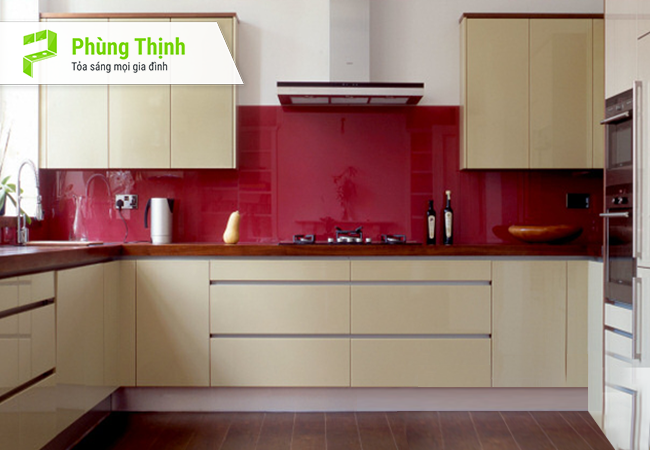 Kính ốp bếp màu đỏ đô