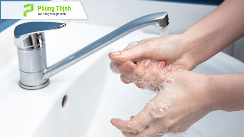 Rửa tay thường xuyên trước, trong và sau khi nấu ăn để đảm bảo vệ sinh an toàn thực phẩm.