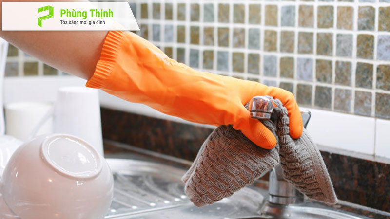 Hãy khử trùng khăn thường xuyên và thay chúng ít nhất hàng tuần để đảm bảo vệ sinh an toàn thực phẩm.