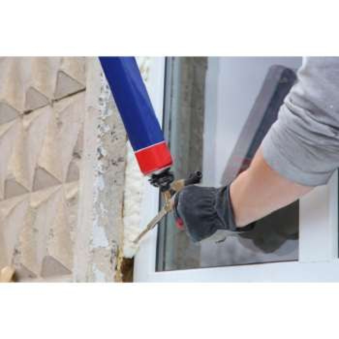 Dùng keo bọt nở cố định cửa kính cường lực