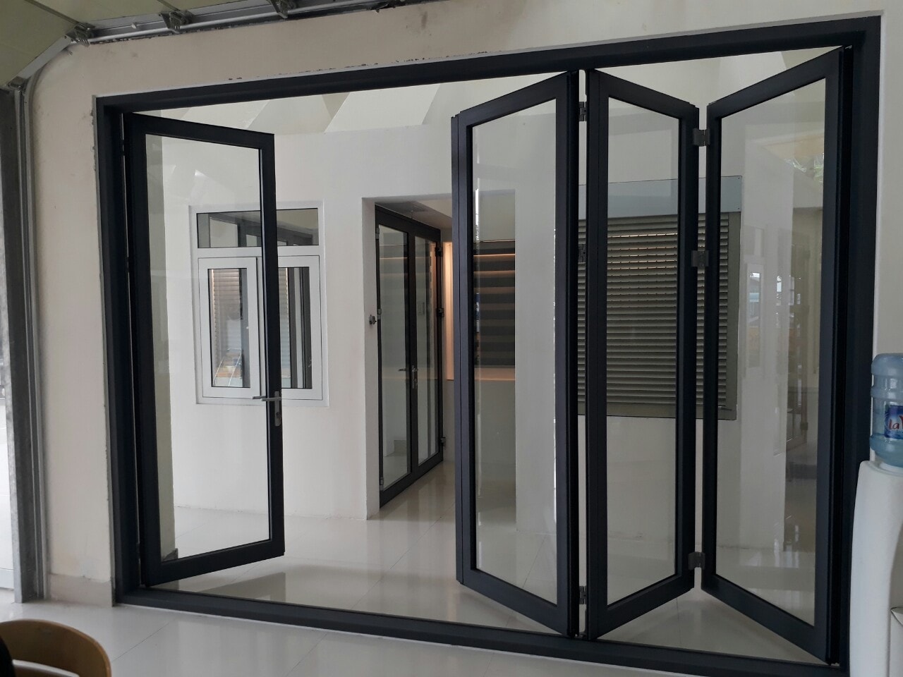 Gia chủ cũng cần nên biết các kỹ thuật gia công cửa nhôm kính