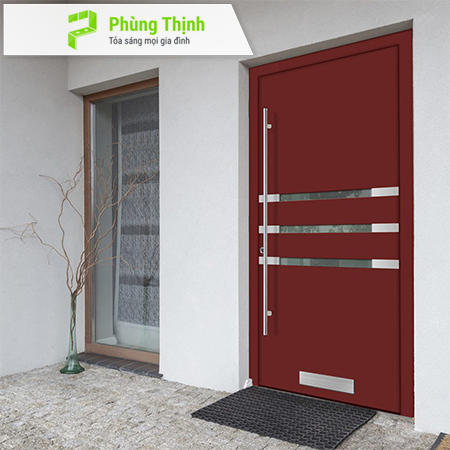 Cửa ra vào màu đỏ tương phản với màu trắng của tường làm nổi bật toàn ngôi nhà.