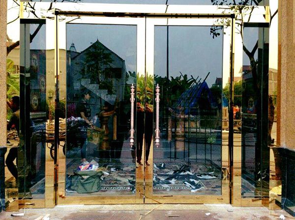 Cửa nhôm kính cường lực mạ vàng kim