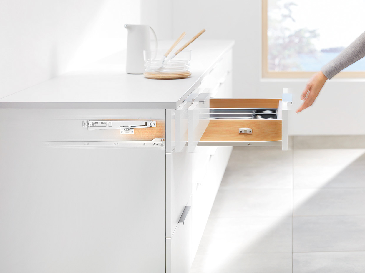 Lắp thêm ray trượt và bản lề cho ngăn kéo và cửa tủ bếp