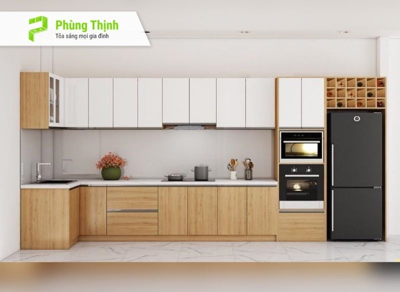 Tủ bếp chữ L trải dài theo chiều dài căn nhà