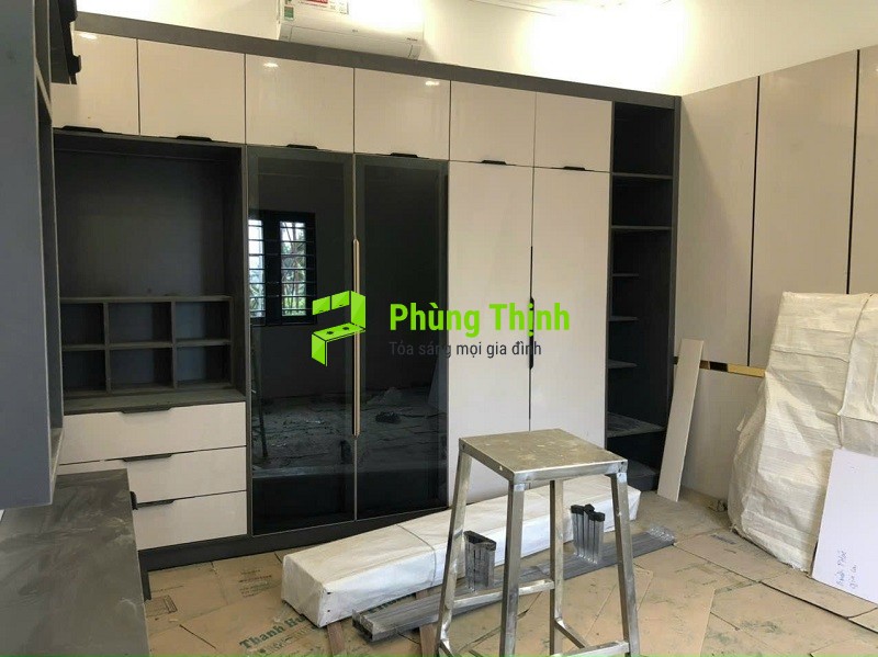 Phùng Thịnh thực hiện lắp đặt tủ quần áo nhôm kính