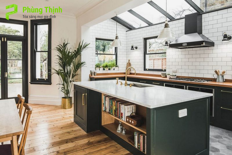 Bàn đảo bếp có tích hợp chậu rửa, bếp từ