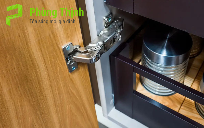Bản lề bị cong vênh, mòn hoặc hư hỏng