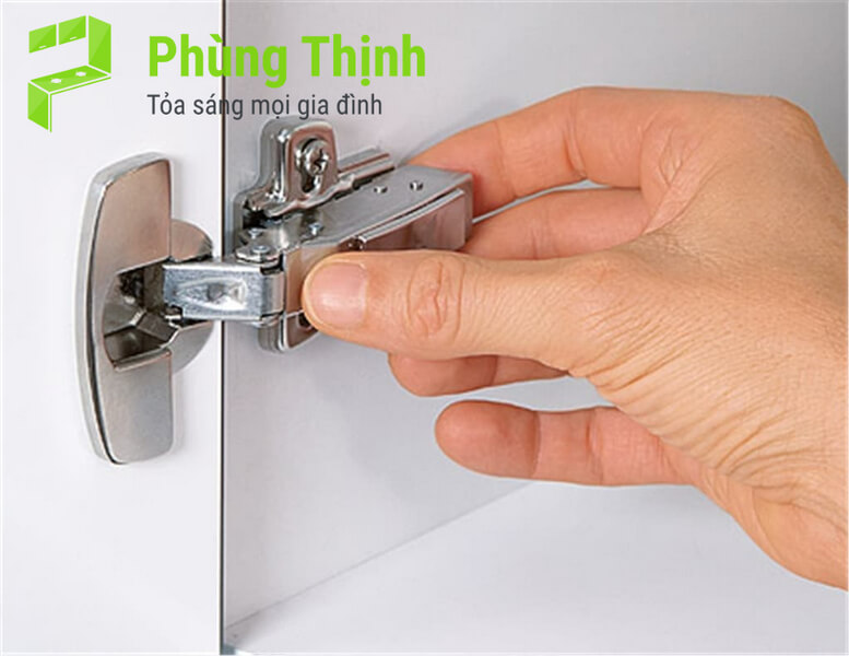 Mẹo phòng tránh cửa tủ bếp nhôm kính bị xệ trở lại