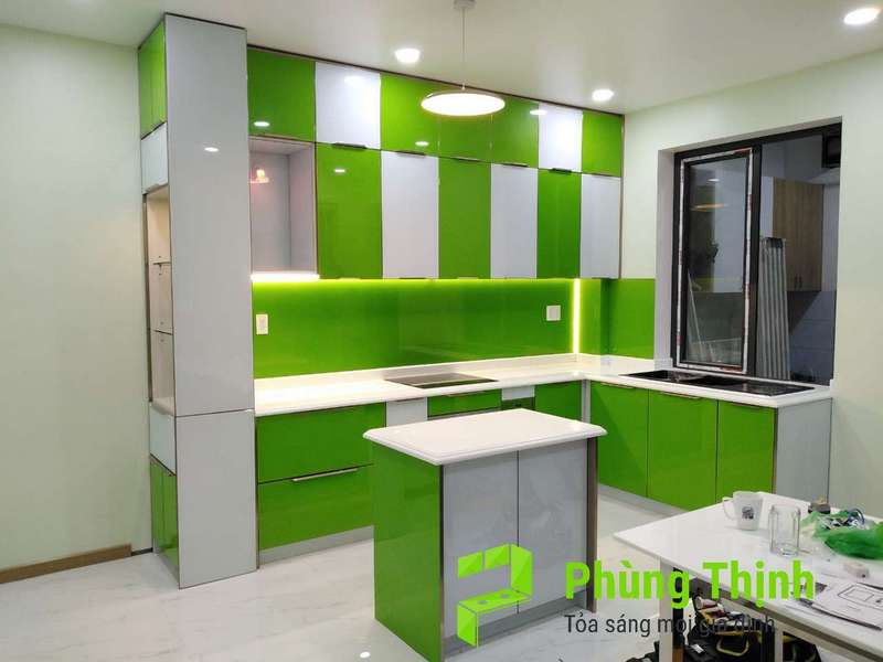 Tủ bếp Phùng Thịnh thi công đèn LED thanh nhôm và kỹ thuật đánh đèn spot để tạo điểm nhấn cho không gian bếp