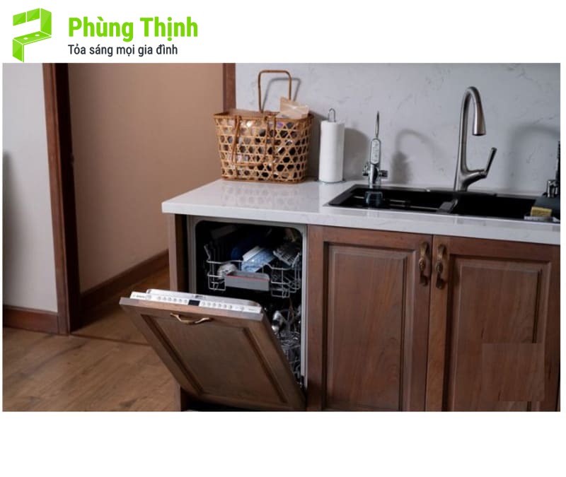 Ngay cạnh chậu rửa
