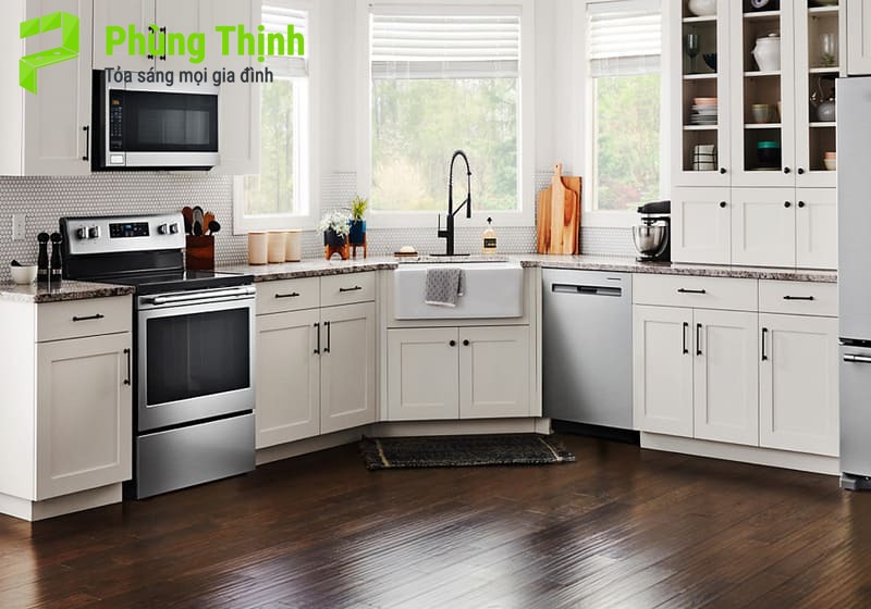 Gần khu vực tủ đựng chén dĩa để tiện cất giữ