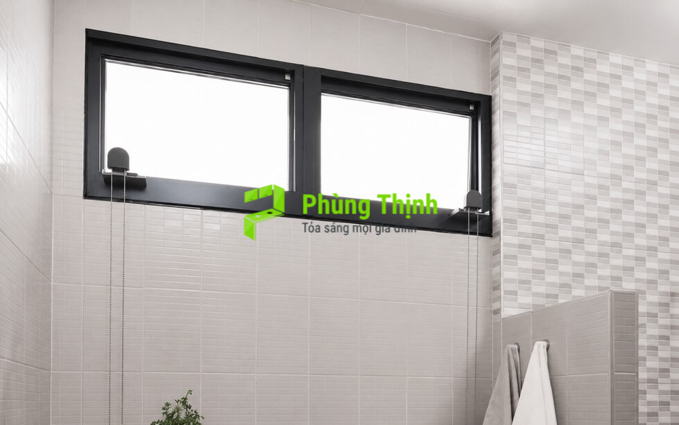 [Hình ảnh: Cửa sổ lùa 4 cánh nhôm Xingfa màu xám ghi cho phòng khách view sân vườn]
