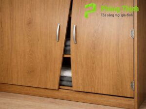 Vì sao cánh kính tủ bếp không đóng khít? Các nguyên nhân phổ biến
