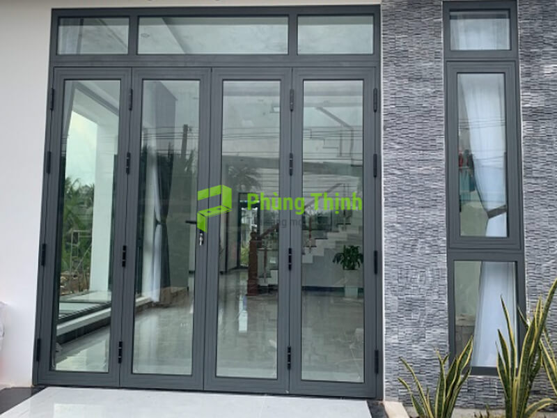 Cửa nhôm Xingfa và cửa gỗ đều có khả năng cách âm, cách nhiệt tốt nếu được sản xuất đúng tiêu chuẩn.