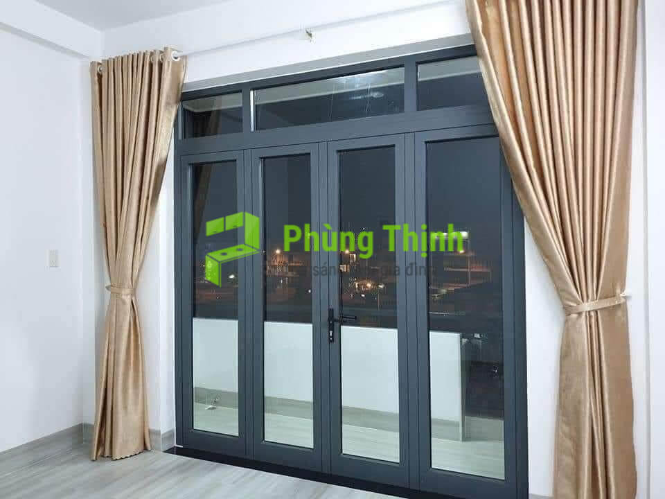 Cửa chính cần ưu tiên an toàn và thẩm mỹ; cửa gỗ và cửa nhôm Xingfa đều là lựa chọn phù hợp tùy điều kiện sử dụng.