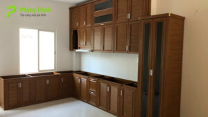Tủ bếp gỗ công nghiệp hoàn thiện trong 15–20 ngày.