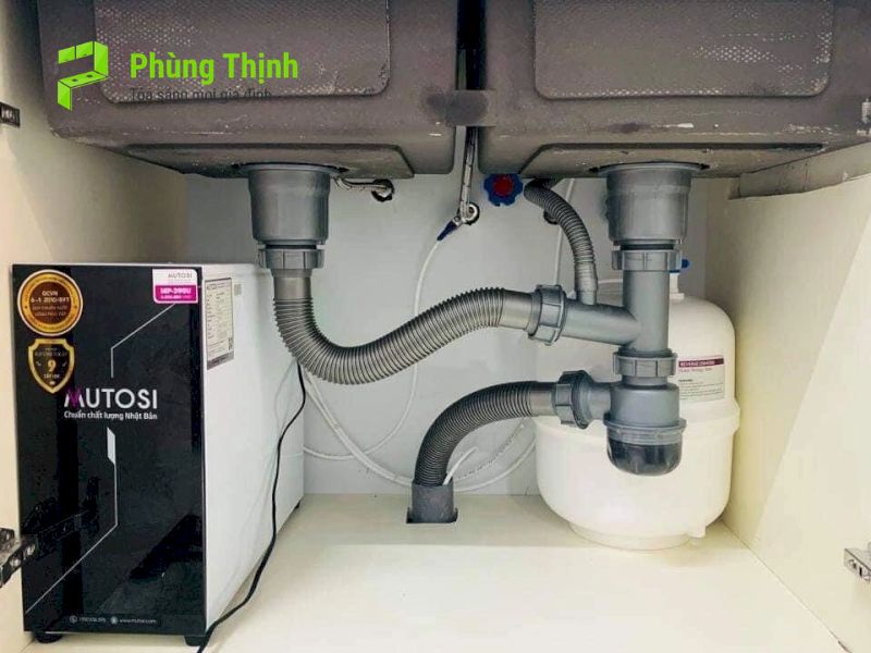 Vị trí van khóa nước trong tủ bếp thường ở đâu?