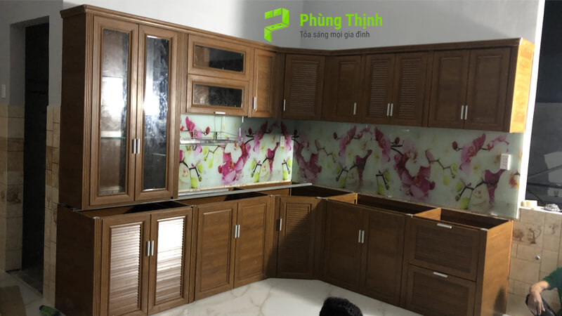 Vì sao tủ bếp nhôm bị cong vênh?