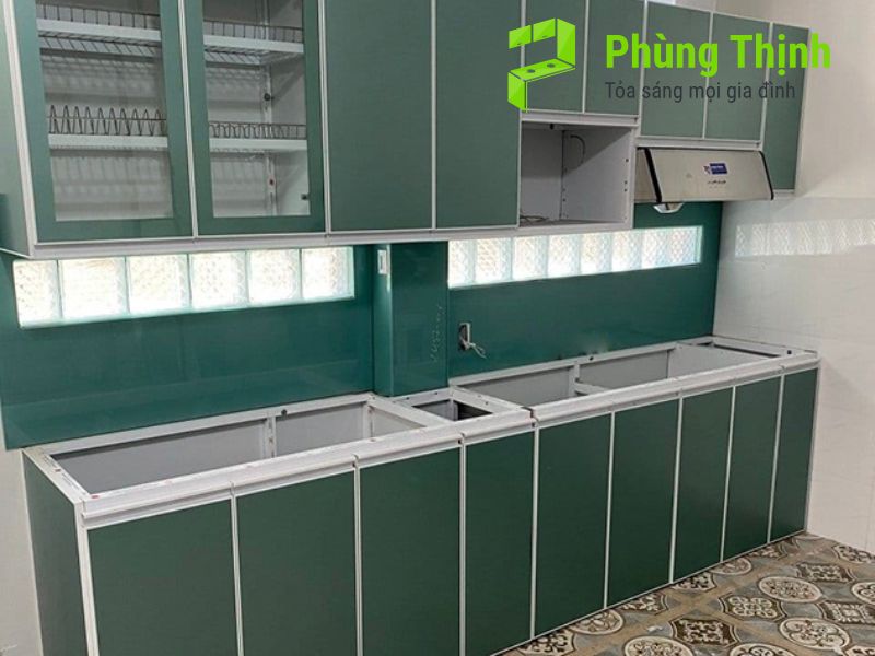 Các loại tủ bếp nhôm và độ bền màu