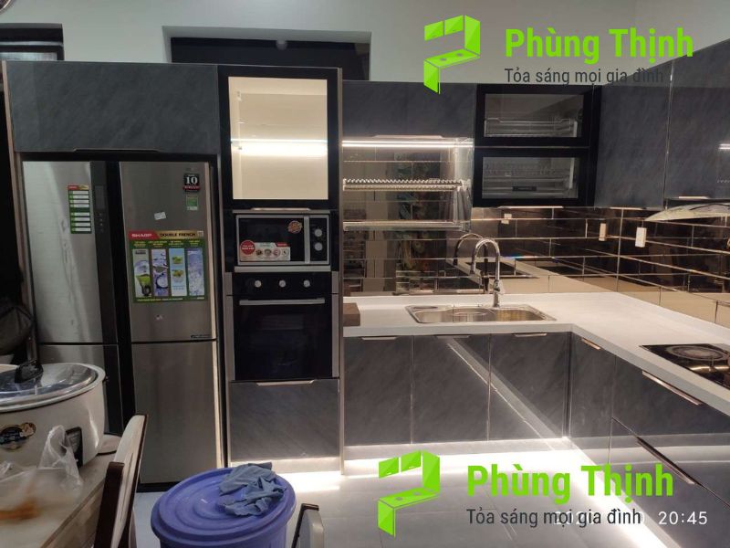 Mẫu tủ bếp nhôm kính khung nhôm Xingfa đang được ưa chuộng tại Bếp Phùng Thịnh